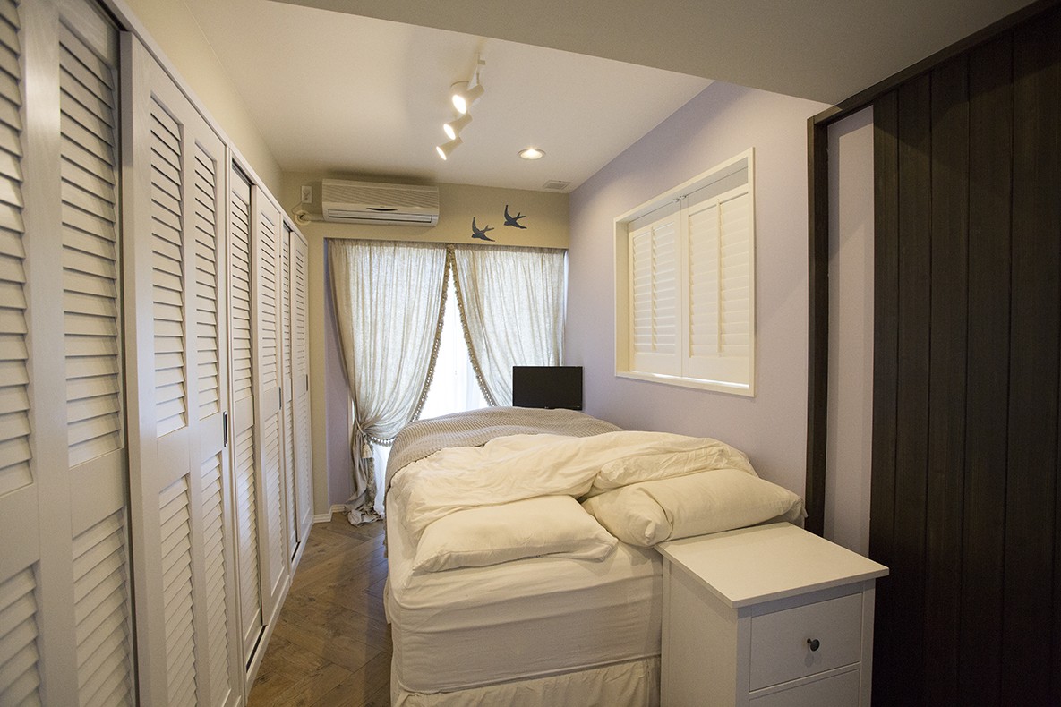 淡いラベンダーの壁が美しいベッドルーム メゾネットをリフォームで西海岸スタイルに ベッドルーム事例 Suvaco スバコ