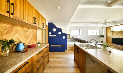 週末の家　セカンドハウスは「海」がテーマ (ユニークなアクセント壁のあるキッチン)