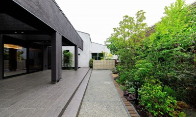 屋根付きタイルデッキテラスと庭園｜摂津の家