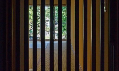 格子から覗く日本庭園｜住道の家