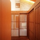 ＩＲＡＫＡ西大寺の写真 格子戸で囲まれた玄関収納