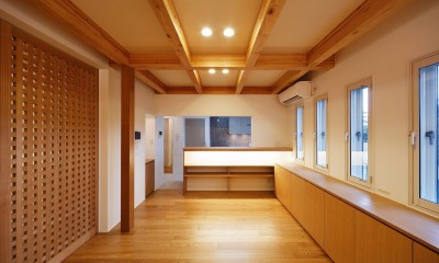 南大阪の家② (ダイニングルームと奥のキッチン)