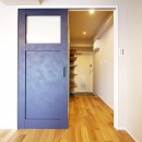 ネイビーブルーのリビングドアの部屋の写真 リビング扉と廊下