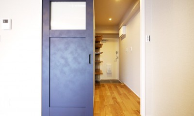 リビング扉と廊下｜ネイビーブルーのリビングドアの部屋