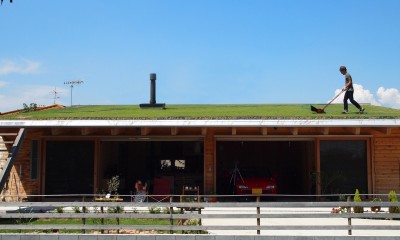 芝屋根は楽しい！｜土間リビングで愛車と暮らす家｜BEAT HOUSE