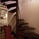 狭小地に建つイタリアンレストランの写真 地下に降りる螺旋階段