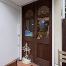 狭小地に建つイタリアンレストランの写真 レストラン入り口ドア