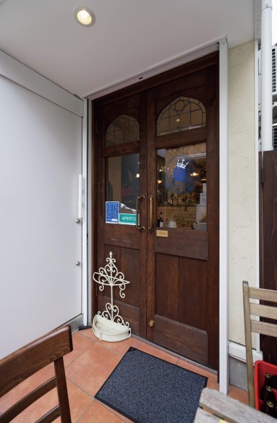 レストラン入り口ドア (狭小地に建つイタリアンレストラン)