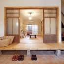 大阪府Ｙさん邸：古い建具やアンティークを生かし、スローな暮らしの似合う家にの写真 縁側のような懐かし雰囲気の玄関