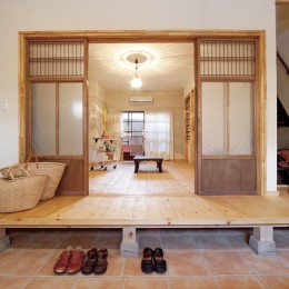 大阪府Ｙさん邸：古い建具やアンティークを生かし、スローな暮らしの似合う家に-縁側のような懐かし雰囲気の玄関