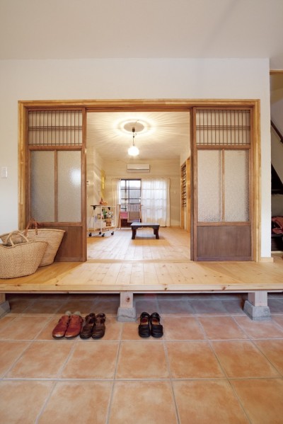 縁側のような懐かし雰囲気の玄関 (大阪府Ｙさん邸：古い建具やアンティークを生かし、スローな暮らしの似合う家に)