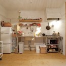 大阪府Ｙさん邸：古い建具やアンティークを生かし、スローな暮らしの似合う家にの写真 お気に入りを飾りながら収納できるオーダーメイドキッチン