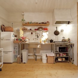 お気に入りを飾りながら収納できるオーダーメイドキッチン (大阪府Ｙさん邸：古い建具やアンティークを生かし、スローな暮らしの似合う家に)