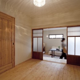 大阪府Ｙさん邸：古い建具やアンティークを生かし、スローな暮らしの似合う家に-無垢の床がやさしいＬＤＫ