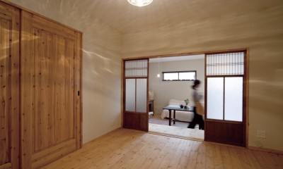 大阪府Ｙさん邸：古い建具やアンティークを生かし、スローな暮らしの似合う家に (無垢の床がやさしいＬＤＫ)