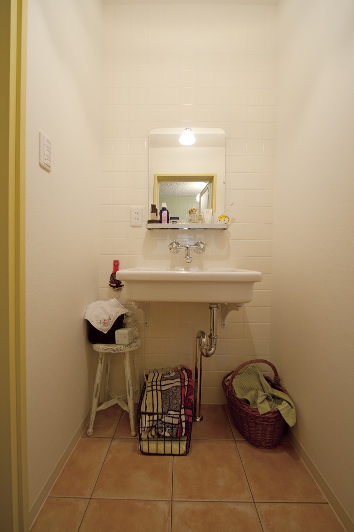 バス/トイレ事例：陶器の洗面ボウルを壁づけにした洗面室（大阪府Ｙさん邸：古い建具やアンティークを生かし、スローな暮らしの似合う家に）