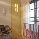 大阪府Ｙさん邸：古い建具やアンティークを生かし、スローな暮らしの似合う家にの写真 手作り感覚を大切にした造作ドア