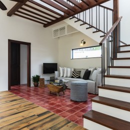 スパイスが薫る家-テラコッタタイルの床が印象的なリビングスペース