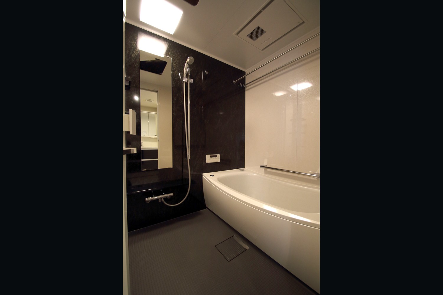 バス/トイレ事例：バスルーム（木目調のアクセントクロスが開放感あるLDKに映える）