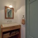 大阪府Ｆさん邸：家族がつながる開放的なＬＤＫの写真 木のカウンターに陶器のシンクを設置した洗面台
