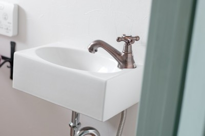レトロな手洗いボウル・水栓金具 (大阪府Ｆさん邸：家族がつながる開放的なＬＤＫ)