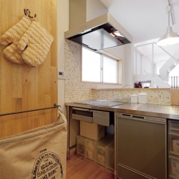 大阪府Ｓさん邸：中古リノベーションで開放感のある個性的な空間に (カフェの厨房風キッチン)