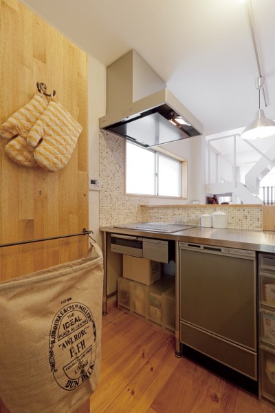 カフェの厨房風キッチン (大阪府Ｓさん邸：中古リノベーションで開放感のある個性的な空間に)