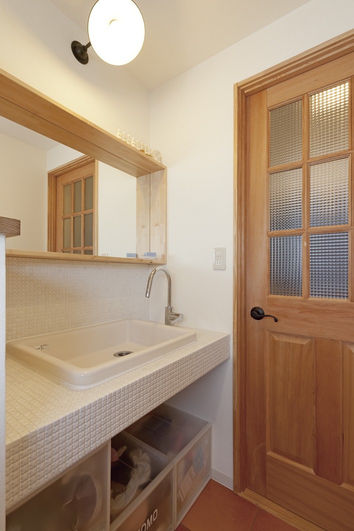 バス/トイレ事例：お洒落な造作洗面カウンター（大阪府Ｓさん邸：中古リノベーションで開放感のある個性的な空間に）