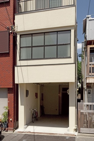 外壁を塗り替えてイメージ一新 (大阪府Ｓさん邸：中古リノベーションで開放感のある個性的な空間に)