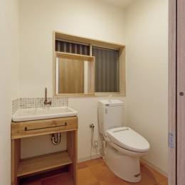大阪府Ｓさん邸：中古リノベーションで開放感のある個性的な空間に (トイレ)