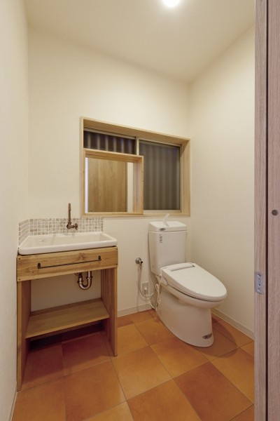 トイレ (大阪府Ｓさん邸：中古リノベーションで開放感のある個性的な空間に)