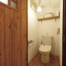 大阪府Ｔさん邸：子どもに目が届く家族がつながるリノベーションの写真 トイレもこだわりいっぱいの空間