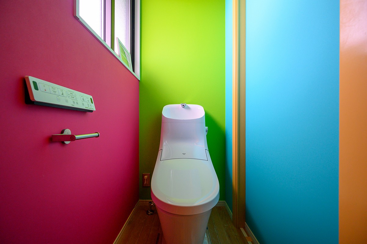 バス/トイレ事例：色で遊ぶトイレ（色で遊ぶ、趣味と暮らす家）