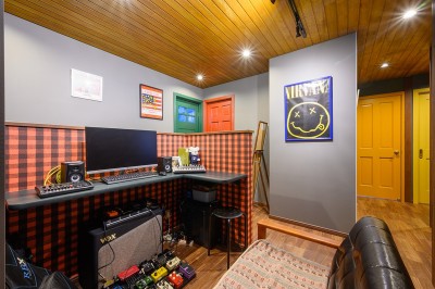 ご主人の音楽スタジオスペース (色で遊ぶ、趣味と暮らす家)