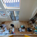 1・2・house　遊びゴコロいっぱいのボーダーレスハウスの写真 吹き抜けを持つ勉強スペース