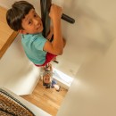 1・2・house　遊びゴコロいっぱいのボーダーレスハウスの写真 2階リビングから3階子ども室への登り棒