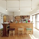 大阪府Ａさん邸：温かみのある木のキッチンが主役の、レトロナチュラルな空間の写真 「木のキッチン」