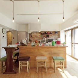 大阪府Ａさん邸：温かみのある木のキッチンが主役の、レトロナチュラルな空間 (「木のキッチン」)