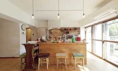 大阪府Ａさん邸：温かみのある木のキッチンが主役の、レトロナチュラルな空間