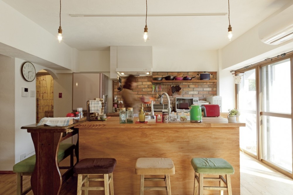 大阪府Ａさん邸：温かみのある木のキッチンが主役の、レトロナチュラルな空間 (「木のキッチン」２)