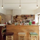 大阪府Ａさん邸：温かみのある木のキッチンが主役の、レトロナチュラルな空間の写真 「木のキッチン」２