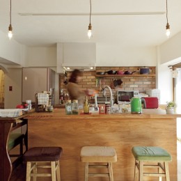 大阪府Ａさん邸：温かみのある木のキッチンが主役の、レトロナチュラルな空間 (「木のキッチン」２)