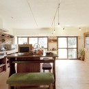 大阪府Ａさん邸：温かみのある木のキッチンが主役の、レトロナチュラルな空間の写真 和室をなくして広々ＬＤＫ