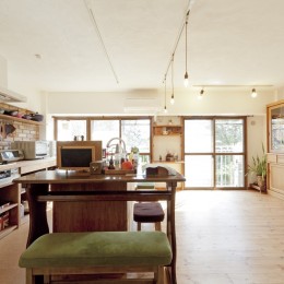 大阪府Ａさん邸：温かみのある木のキッチンが主役の、レトロナチュラルな空間 (和室をなくして広々ＬＤＫ)