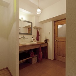 オリジナル洗面台 (大阪府Ａさん邸：温かみのある木のキッチンが主役の、レトロナチュラルな空間)