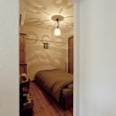 大阪府Ａさん邸：温かみのある木のキッチンが主役の、レトロナチュラルな空間の写真 寝室