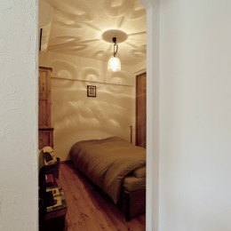 大阪府Ａさん邸：温かみのある木のキッチンが主役の、レトロナチュラルな空間 (寝室)