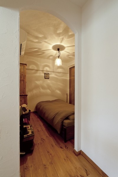 寝室 (大阪府Ａさん邸：温かみのある木のキッチンが主役の、レトロナチュラルな空間)
