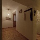 大阪府Ａさん邸：温かみのある木のキッチンが主役の、レトロナチュラルな空間の写真 廊下
