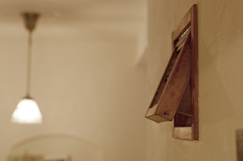 大阪府Ａさん邸：温かみのある木のキッチンが主役の、レトロナチュラルな空間 (オーダーメイドの木枠の小窓を壁に。)